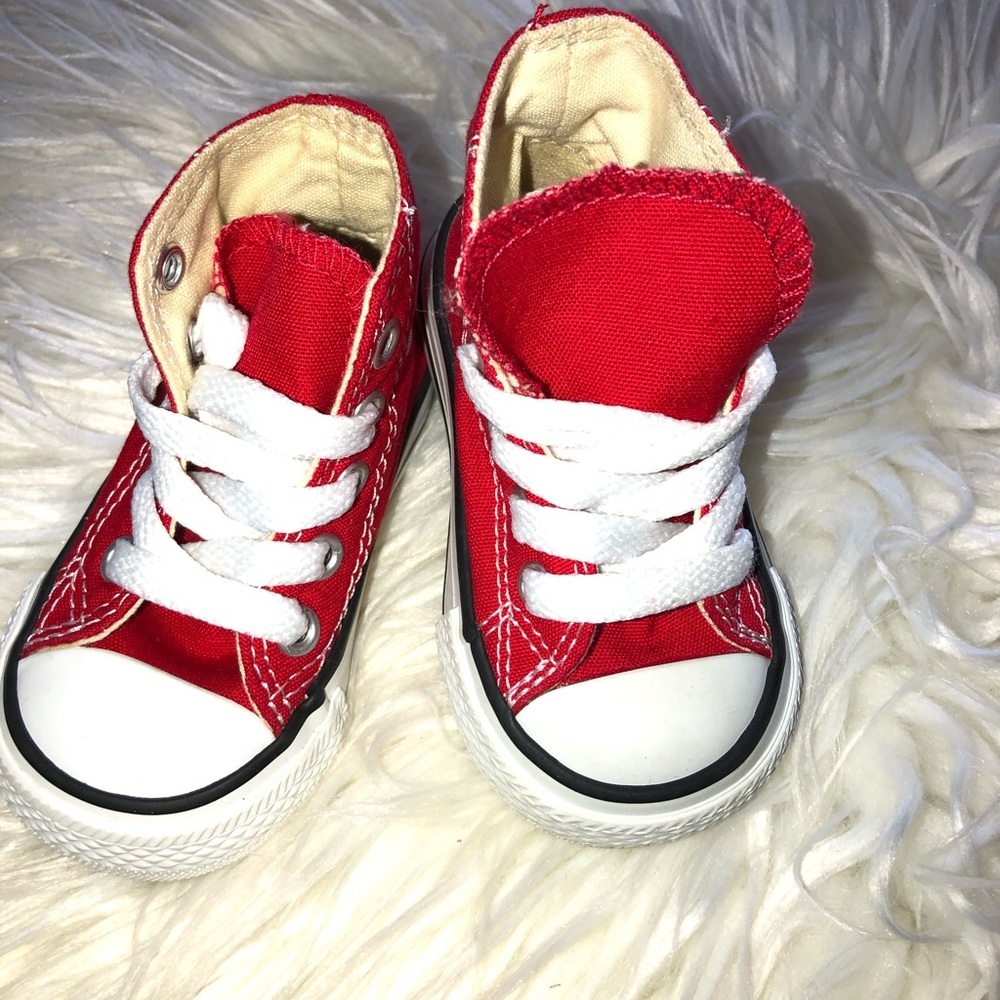 Red Converse. - Picture 2 of 4